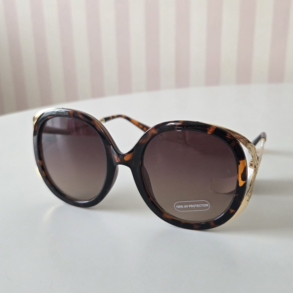 NWT‎ Tortoise Shell Round Oversized Sunglasses with Gold Accents UV400